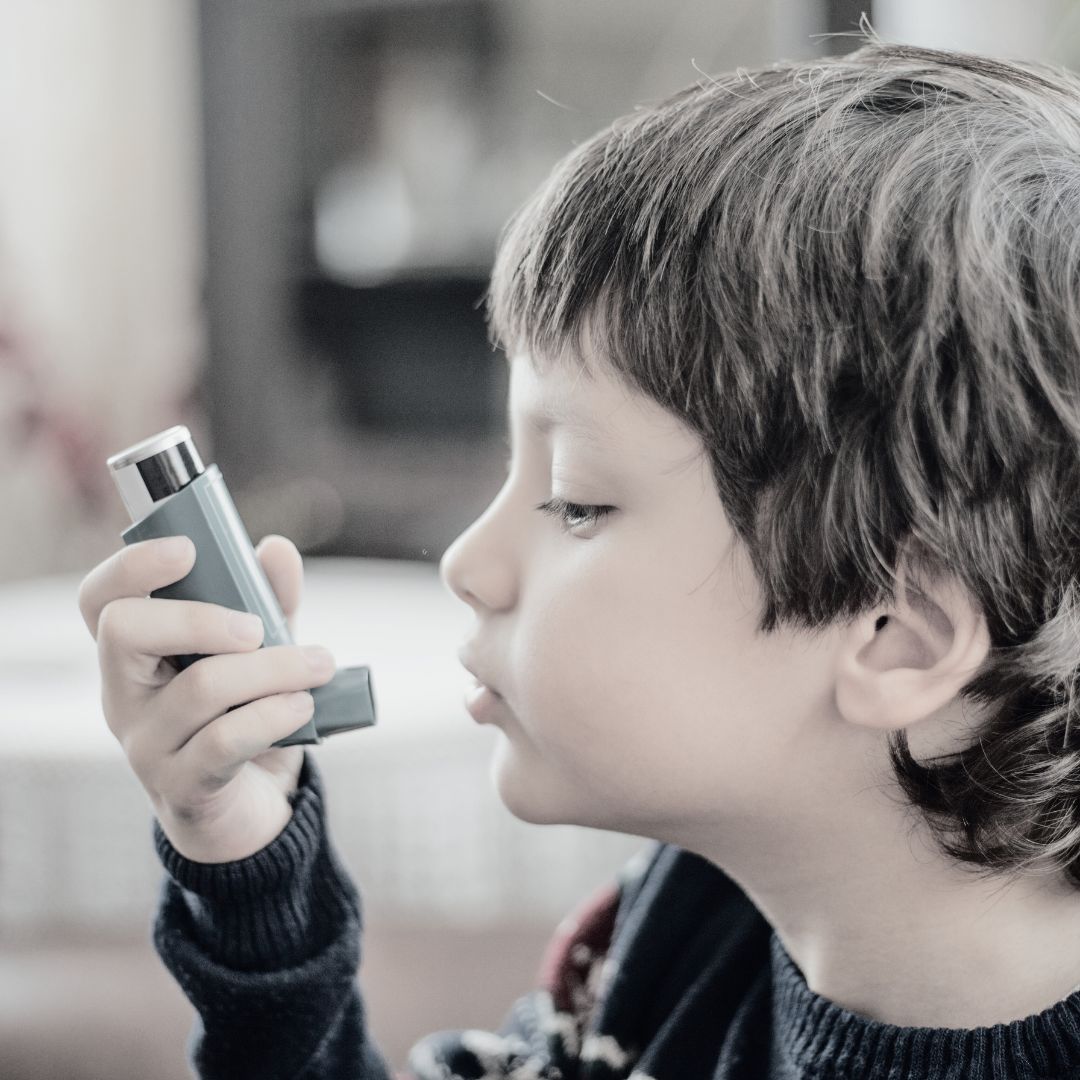 Child using an inhaler device in a home setting